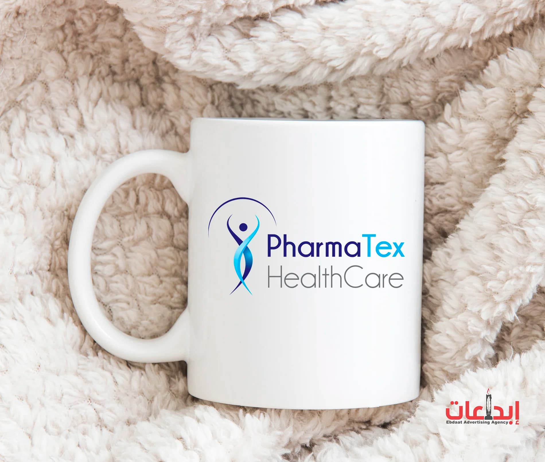 مج أبيض مطبوع بشعار PharmaTex HealthCare على قماش صوف